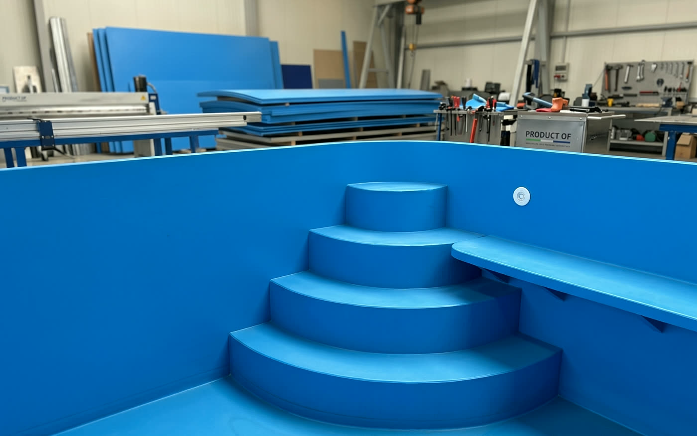 HDPE medencelépcső beépítve