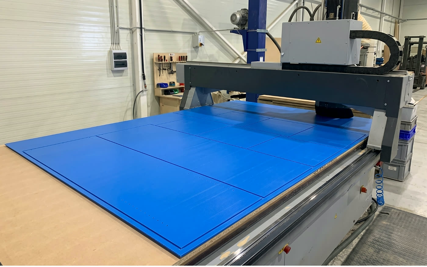 Kék HDPE tábla marása a CNC gépen