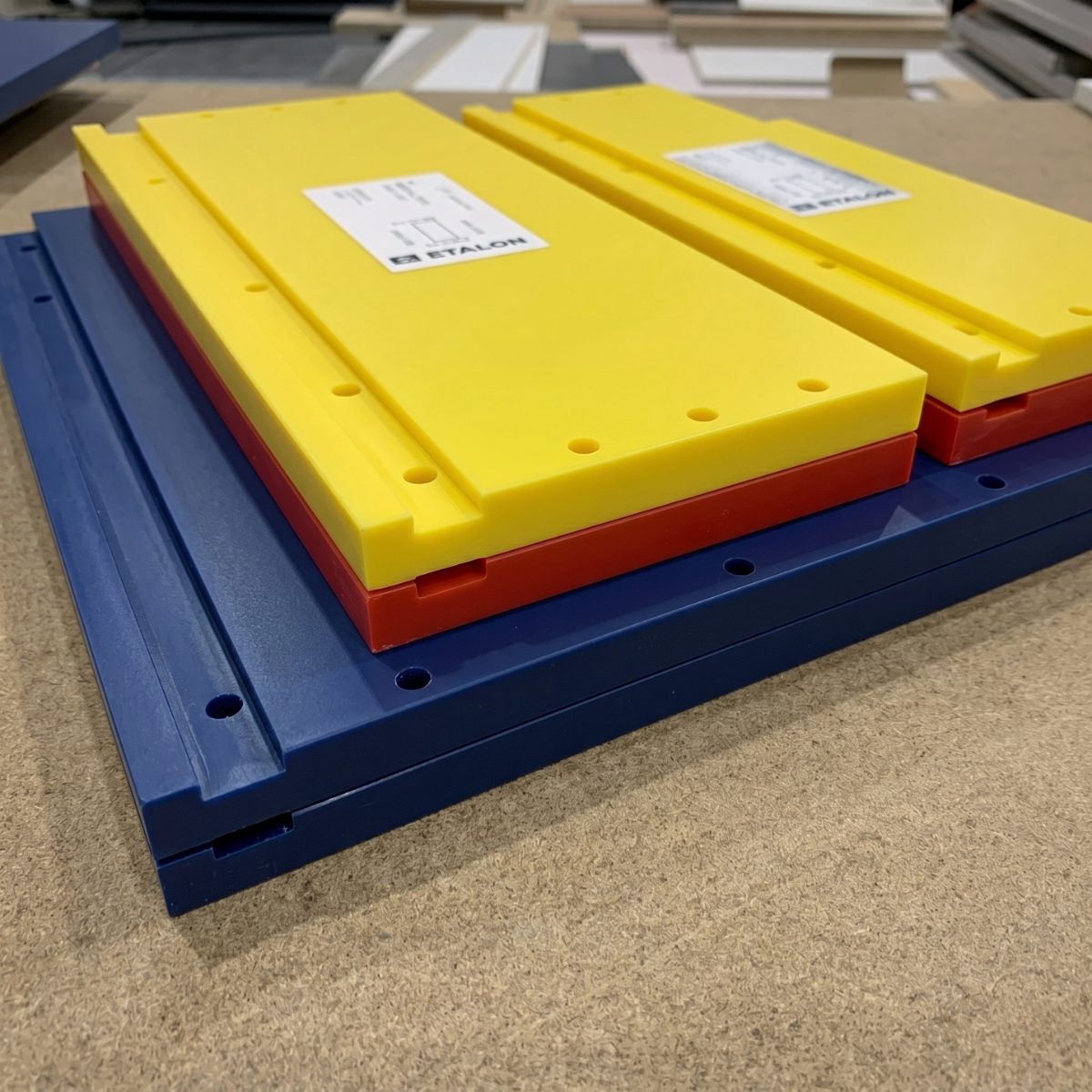 Színes, CNC-vel mart HDPE műanyag alkatrészek furatokkal