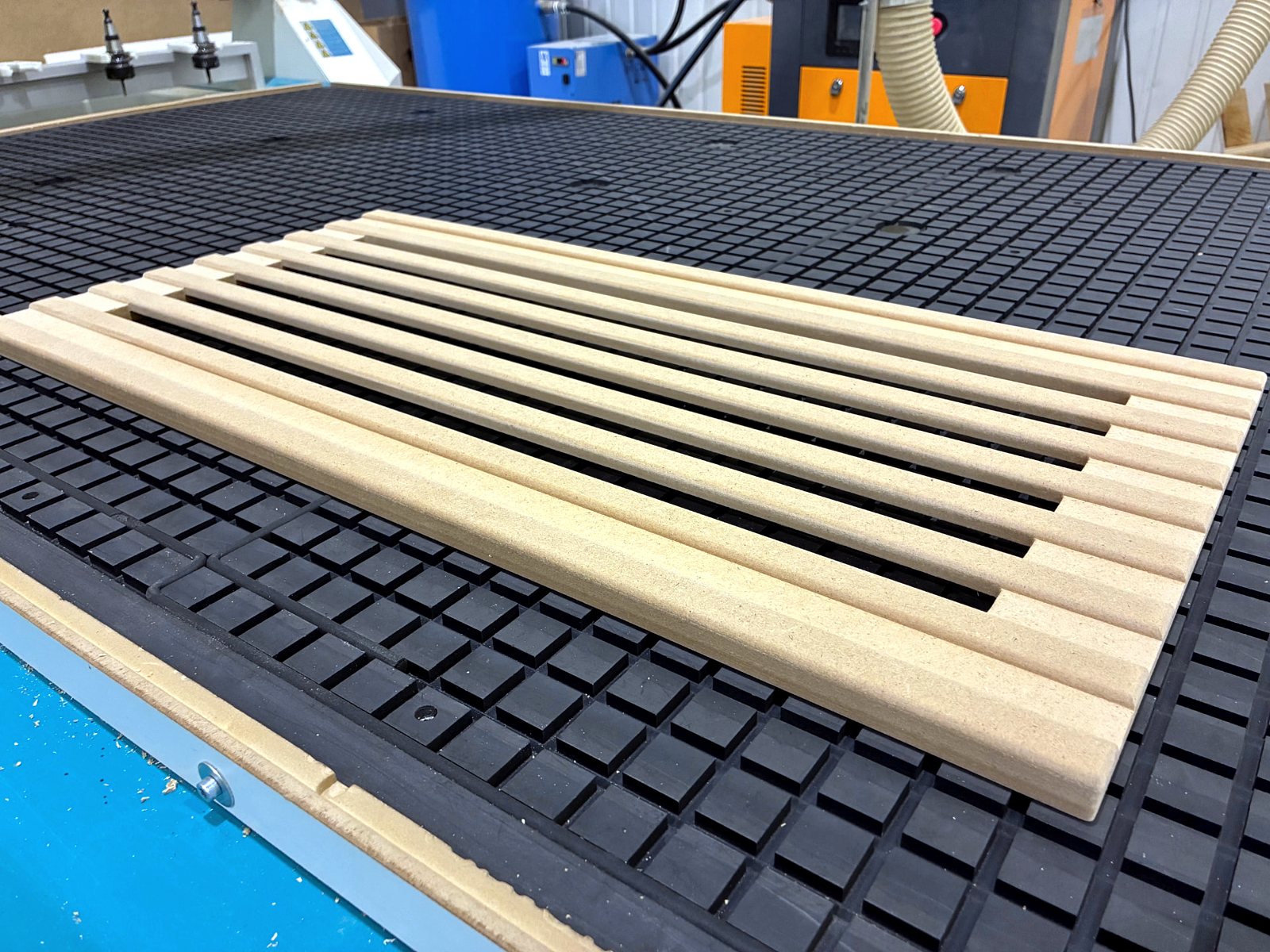 Lamellás design panel CNC vákuumasztalon a műhelyben