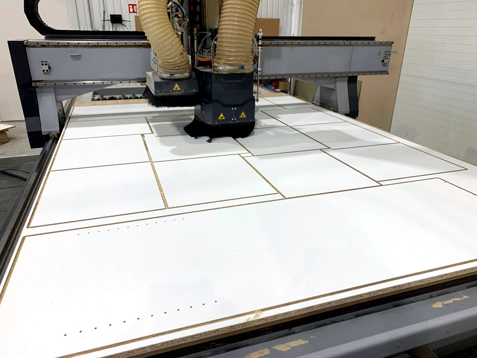 CNC marás műhely Úriban, Pest megyében — nagy formátumú gép HDPE táblával